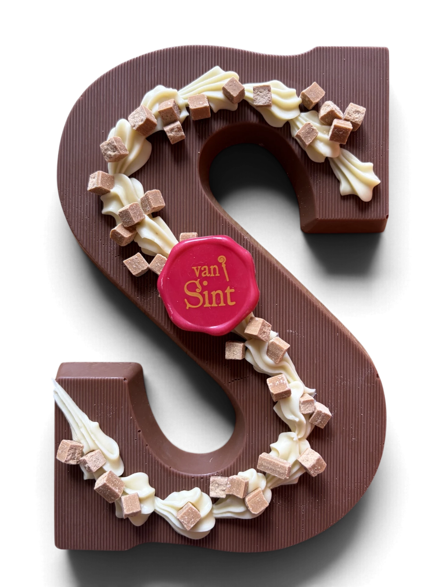 Chocoladeletter S, melk, Witte rozetten, fudge & zegel