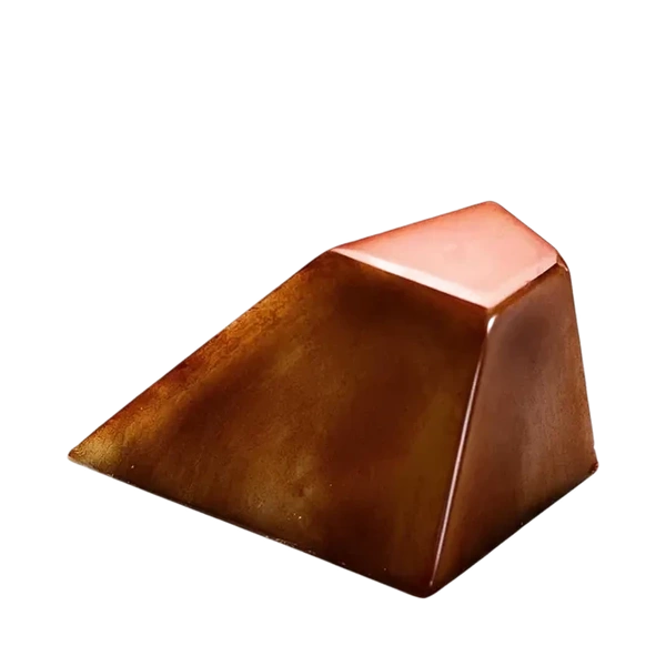 Butterscotch: driehoekige bruine bonbon met een lichtroze bovenkant