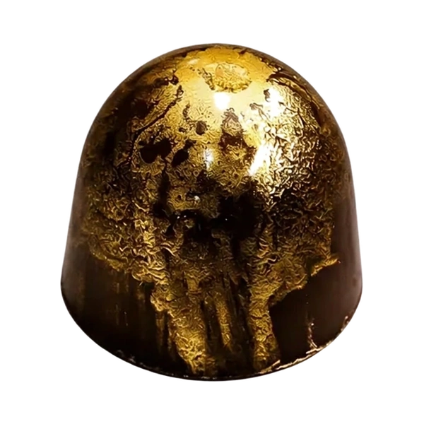 Double caramel: kleine goudkleurige ronde bonbon met donkere onderkant