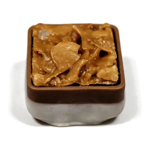Amandelpraline: vierkante bonbon met een krokante bruine bovenlaag