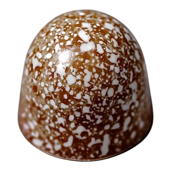 Aardbei framboos: bruine ronde bonbon met fijne witte en rode spikkels